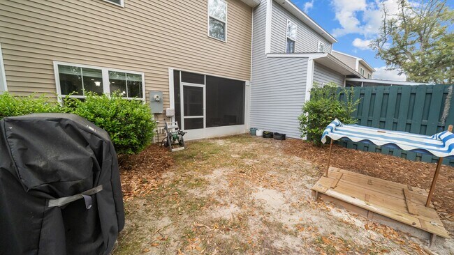 Building Photo - Stylish 3 Bedroom Townhome in The Commons – Richmond Hill Living at Its Finest