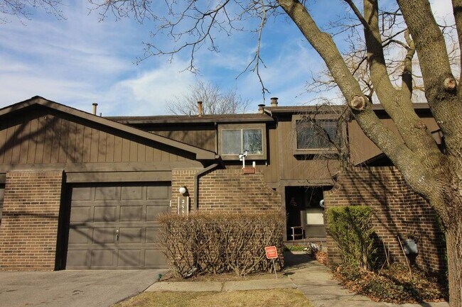 Primary Photo - 2553 Meade Ct