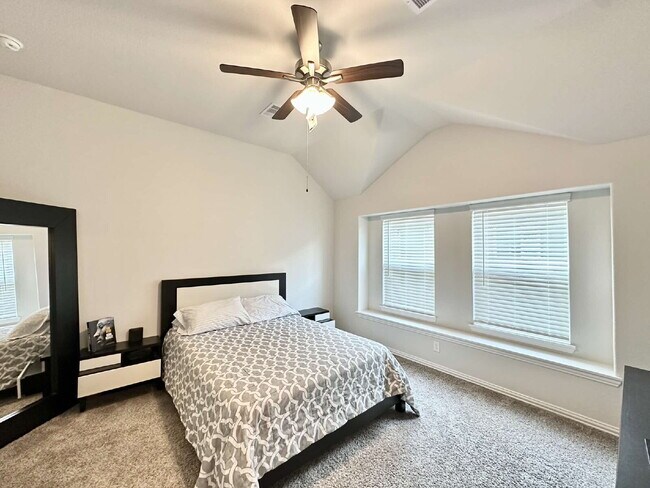 Building Photo - Charming 4-Bedroom Retreat with Granite Accents & Hardwood Elegance in Alvin!