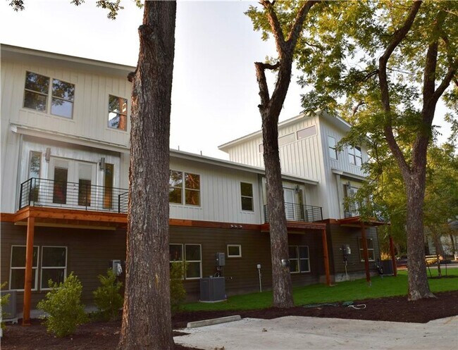 Building Photo - Modern Newer Townhome Across Frm UT