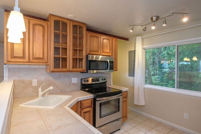 Building Photo - Updated 2 Bedroom, 1 Bathroom Condominium With Stunning Views.