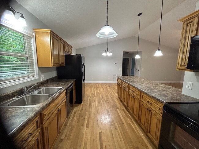 Building Photo - 3-Bedroom Ranch Style Home with 2 Full Bat...