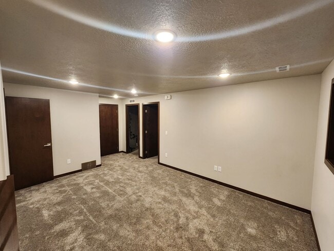 Building Photo - Modern 4bed/4bath near Jefferson Highschool