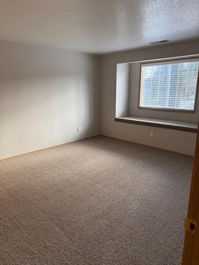 Building Photo - 1091000