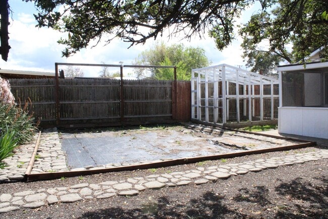Building Photo - 135 Poinsettia Ave