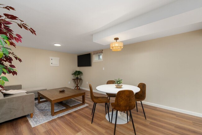 Building Photo - 142 E Park Dr