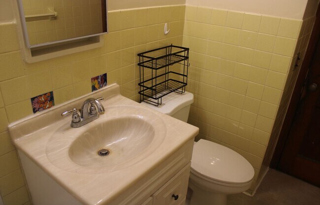 Building Photo - 4 bedroom/1 Bath Single Home!