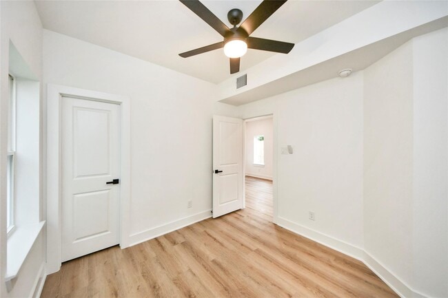 Building Photo - 932 South Ln