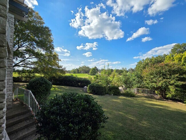 Building Photo - 2212 Rock Creek Dr