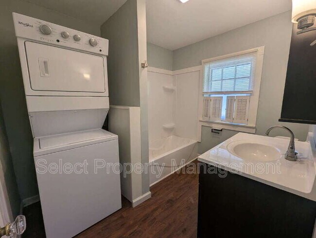 Building Photo - 2526 Hoagland Ave