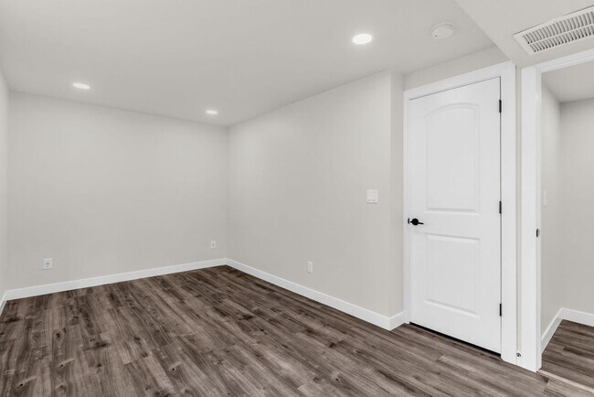 Building Photo - Spacious 6 Bed Home with Dual Kitchens, EV Charging & Modern Finishes in Layton