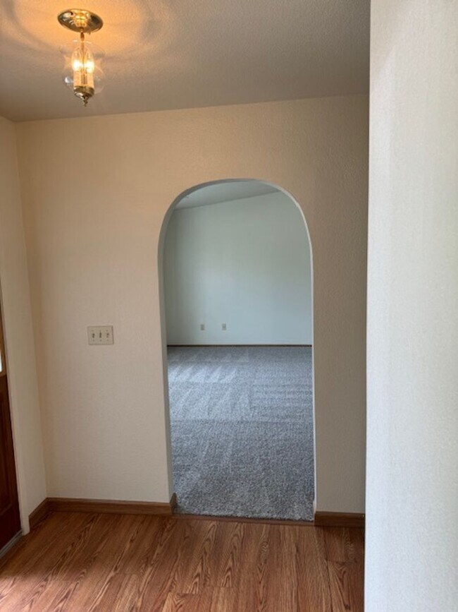 Building Photo - 3 Bedroom In Shasta View Neighborhood with Bonus room, sun room, gazebo and putting green!