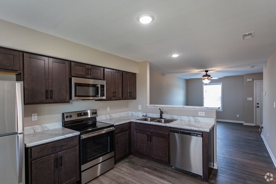 2BR, 1.5BA - 930SF - Peachers Point