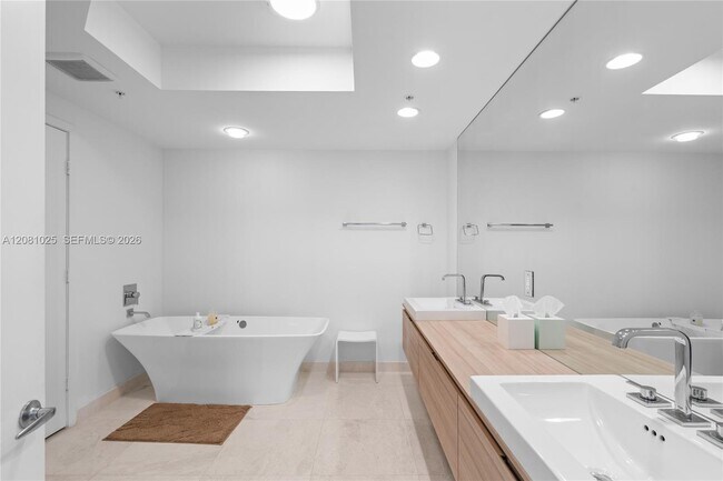 Building Photo - 17111 Biscayne Blvd