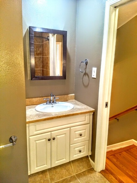 Family Bath - 16351 Petro Dr