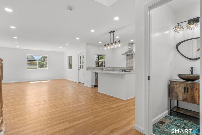 Building Photo - 810 Brewster St
