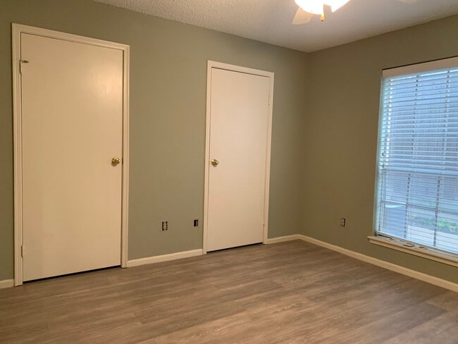 Building Photo - 11201 Lynbrook Dr