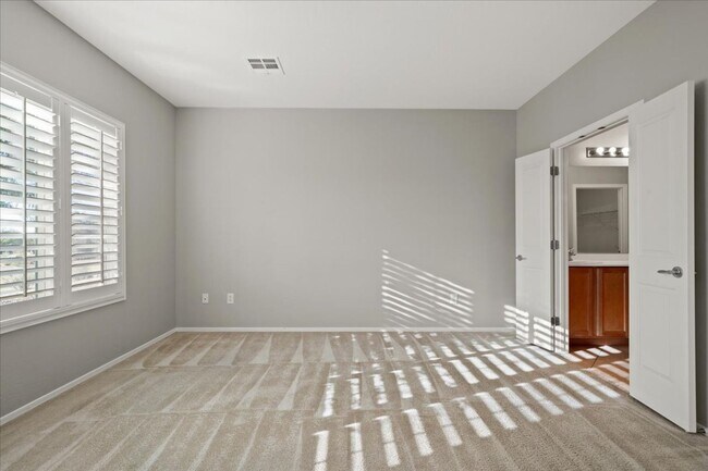 Building Photo - Lovely Home