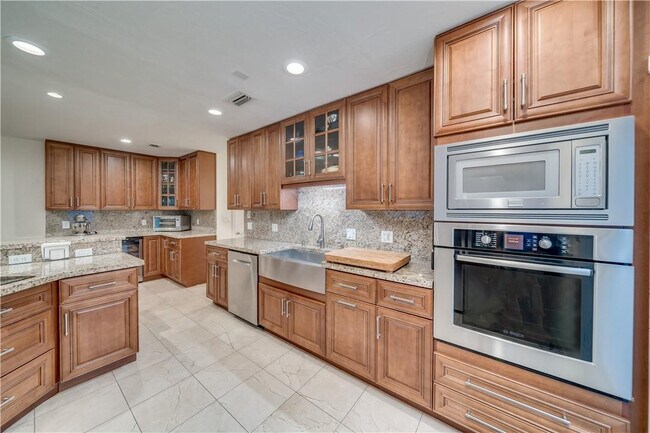 Building Photo - 1728 NE 16th Ave