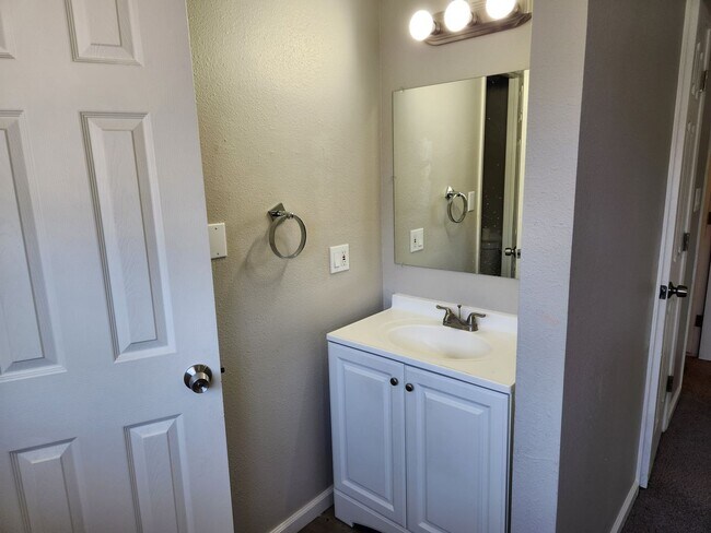 Building Photo - 2 Bedroom Townhouse With Great Freeway Access