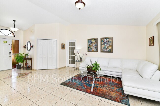 Building Photo - 4 Bedroom, 2 bathroom, 2 car garage, pool, backyard, close to Universal Studios and International...