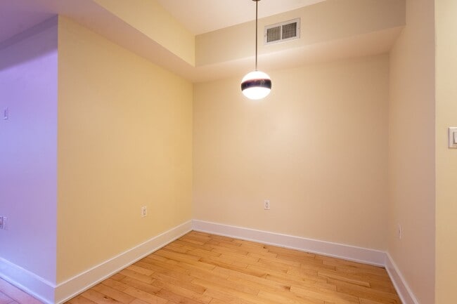 Building Photo - Lovely 1 BR + 1 Den/2 BA Condo in Mt Vernon Square!