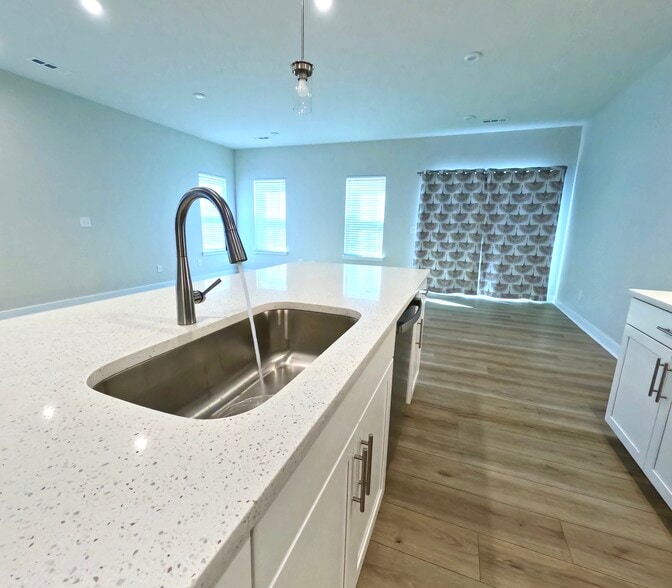 Building Photo - 1037 Clendening Dr