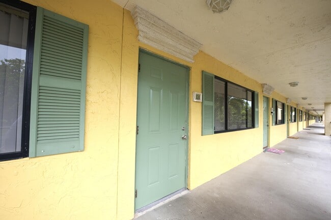 Building Photo - 1824 Meadows Cir W