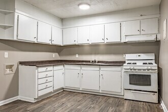Interior Photo - Midwood Glen