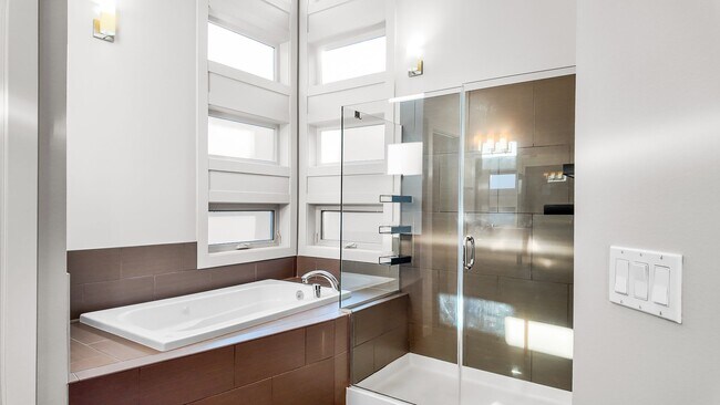 Building Photo - 3bd/2.5ba Seattle Townhome