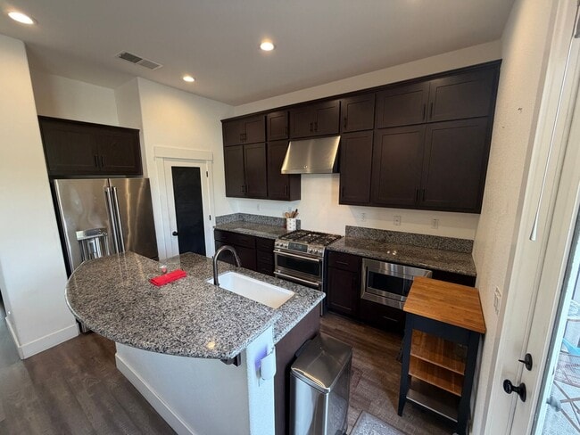 Building Photo - 3 Bedroom | 2.5 Bathroom | Crocker Village House