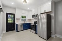 Building Photo - Freshly Renovated 2 Bedroom in Bloomfield available NOW!