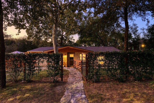 Building Photo - 2906 Westhill Dr