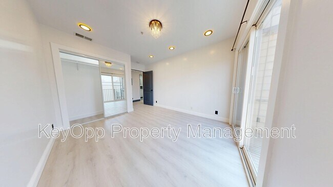Building Photo - 711 La Playa St