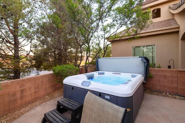 Building Photo - 1922 N Pebble Beach Dr