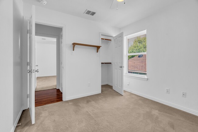 Building Photo - 513 Renee Dr