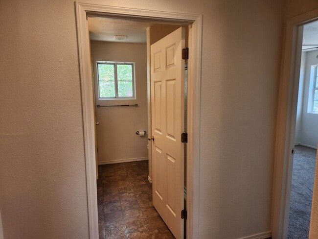 Building Photo - 2 bed / 1 bath in 4 Plex