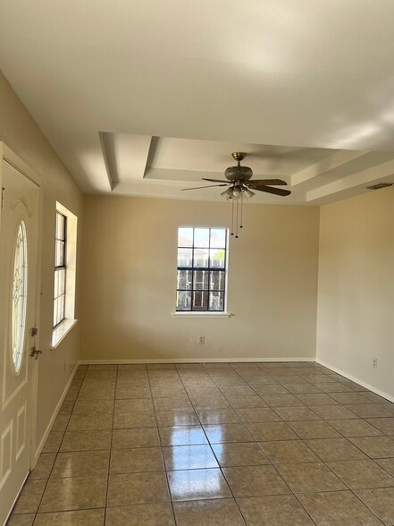 Building Photo - 440 Red Rose St