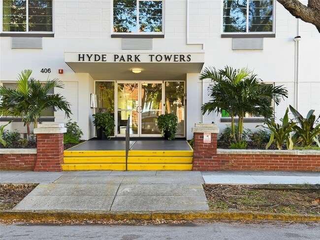 Building Photo - 406 S Cedar Ave