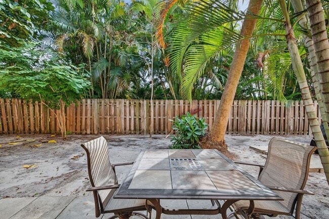 Building Photo - 2624 NE 30th Pl