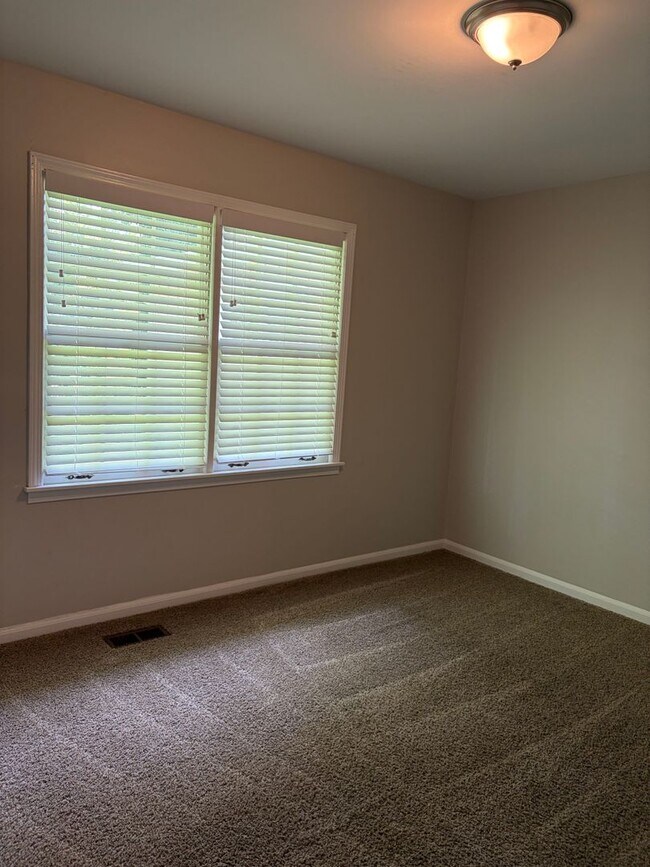 Building Photo - Move-In Ready 4BR/3BA Home with Spacious Layout & Large Yard