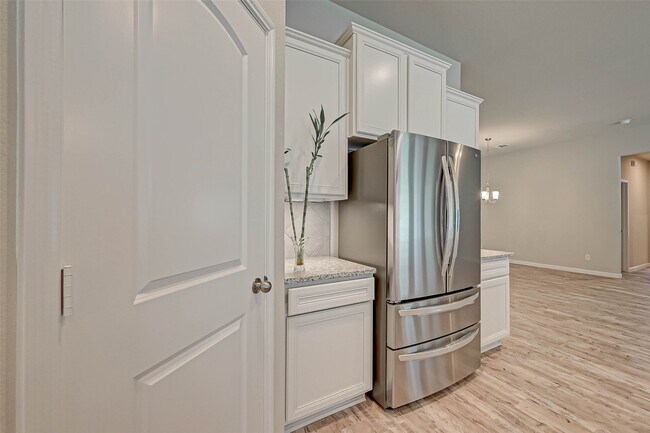 Building Photo - 14111 Lake Lodge Dr