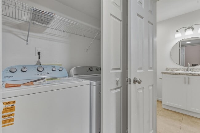 Building Photo - 2900 Woodrich Dr