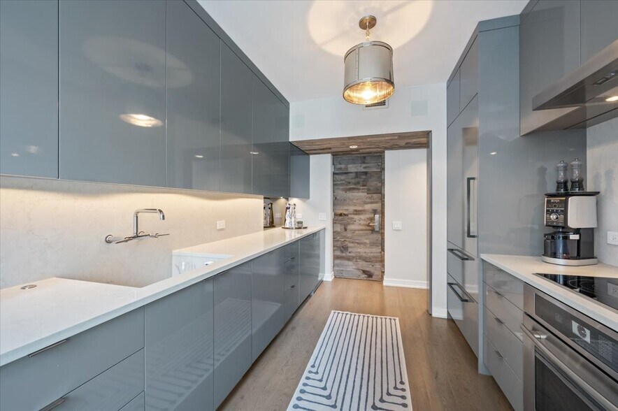 Building Photo - 1000 N Lake Shore Dr