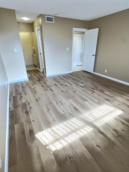 Building Photo - 9150 NW 38th Dr