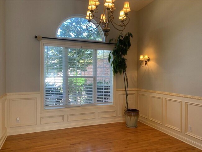 Building Photo - 5604 S 43rd St