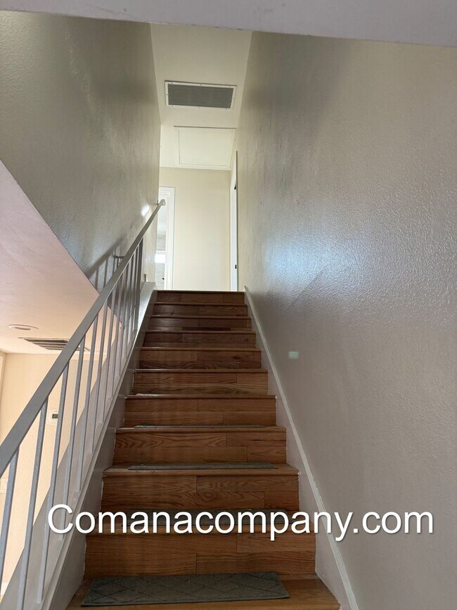Building Photo - Gorgeous 5BR/3BA 2story home w SOLAR, view...