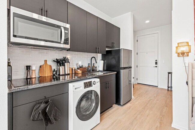 Building Photo - 596 W 9th St