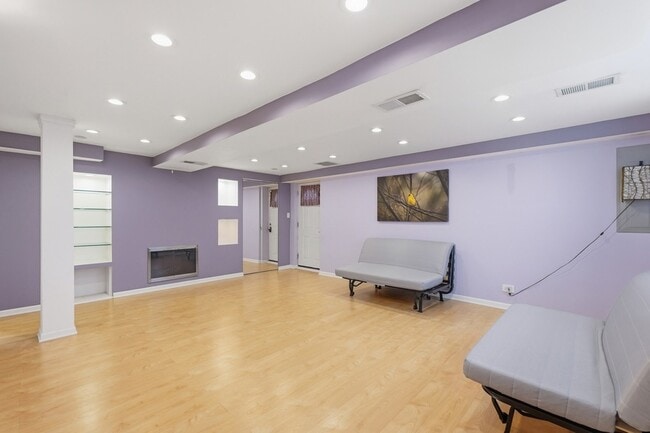 Building Photo - 9020 S Constance Ave
