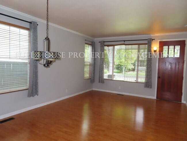 Building Photo - 3 Bed, 2.5 Bath + Bonus room/possible 4th ...
